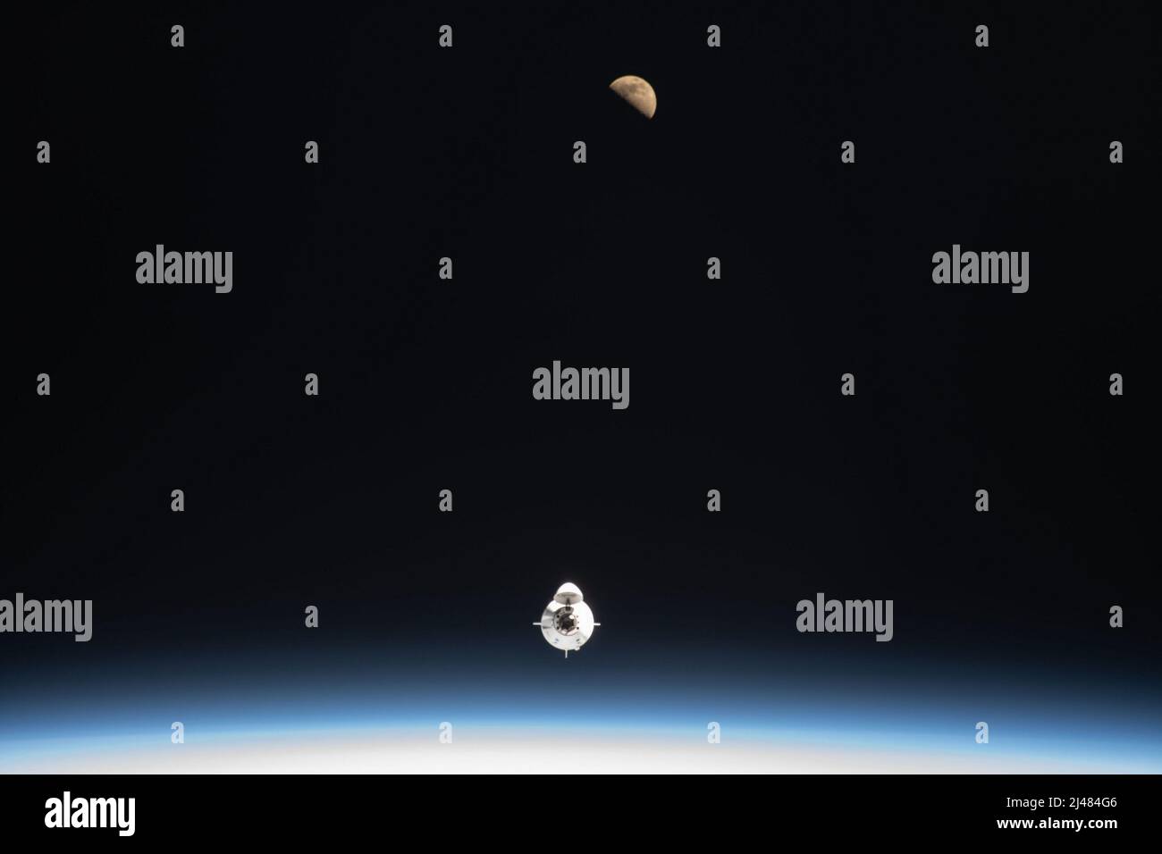 Cape Canaveral, Stati Uniti. 12th Apr 2022. La navicella spaziale Dragon di SpaceX, con l'equipaggio di Michael López-Alegría, un astronauta della NASA in pensione; Larry Connor, un imprenditore immobiliare e tecnologico; Mark Pathy, un imprenditore canadese; E Eytan Stibe, un imprenditore israeliano ed ex pilota da caccia, parte della missione Ax-1 di Axiom Space, è raffigurato sull'approccio alla Stazione spaziale Internazionale. La capsula del drago dovrebbe attraccare con il laboratorio orbitante il sabato 9 aprile 2022. Foto di SpaceX/UPI Credit: UPI/Alamy Live News Foto Stock