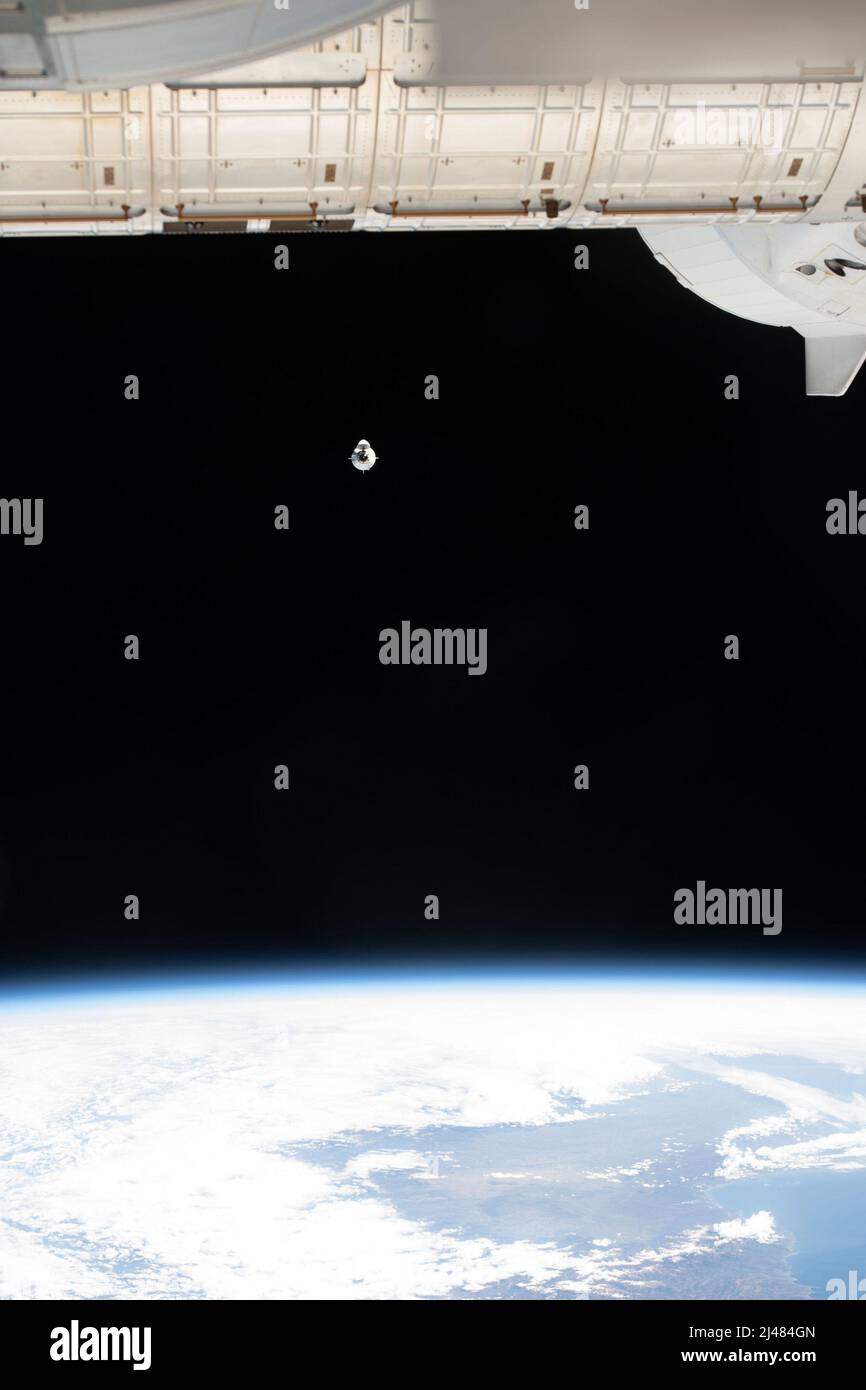 Cape Canaveral, Stati Uniti. 12th Apr 2022. La navicella spaziale Dragon di SpaceX, con l'equipaggio di Michael López-Alegría, un astronauta della NASA in pensione; Larry Connor, un imprenditore immobiliare e tecnologico; Mark Pathy, un imprenditore canadese; E Eytan Stibe, un imprenditore israeliano ed ex pilota da caccia, parte della missione Ax-1 di Axiom Space, è raffigurato sull'approccio alla Stazione spaziale Internazionale. La capsula del drago dovrebbe attraccare con il laboratorio orbitante il sabato 9 aprile 2022. Foto di SpaceX/UPI Credit: UPI/Alamy Live News Foto Stock