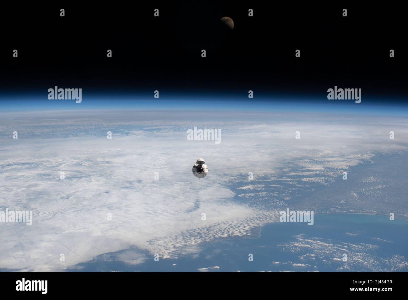 Cape Canaveral, Stati Uniti. 12th Apr 2022. La navicella spaziale Dragon di SpaceX, con l'equipaggio di Michael López-Alegría, un astronauta della NASA in pensione; Larry Connor, un imprenditore immobiliare e tecnologico; Mark Pathy, un imprenditore canadese; E Eytan Stibe, un imprenditore israeliano ed ex pilota da caccia, parte della missione Ax-1 di Axiom Space, è raffigurato sull'approccio alla Stazione spaziale Internazionale. La capsula del drago dovrebbe attraccare con il laboratorio orbitante il sabato 9 aprile 2022. Foto di SpaceX/UPI Credit: UPI/Alamy Live News Foto Stock