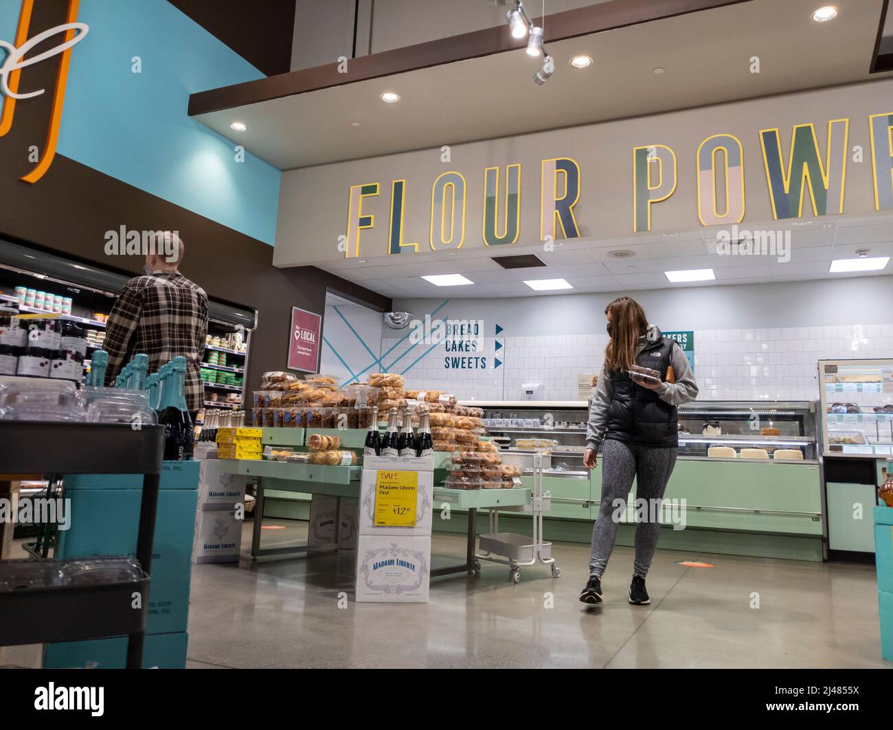 Kirkland, WA USA - circa Aprile 2022: Vista degli uomini e delle donne che acquistano nel reparto panetteria all'interno di un negozio di alimentari Whole Foods. Foto Stock Kirkland, WA USA - circa Aprile 2022: Vista degli uomini e delle donne che acquistano nel reparto panetteria all'interno di un negozio di alimentari Whole Foods. Foto Stock
