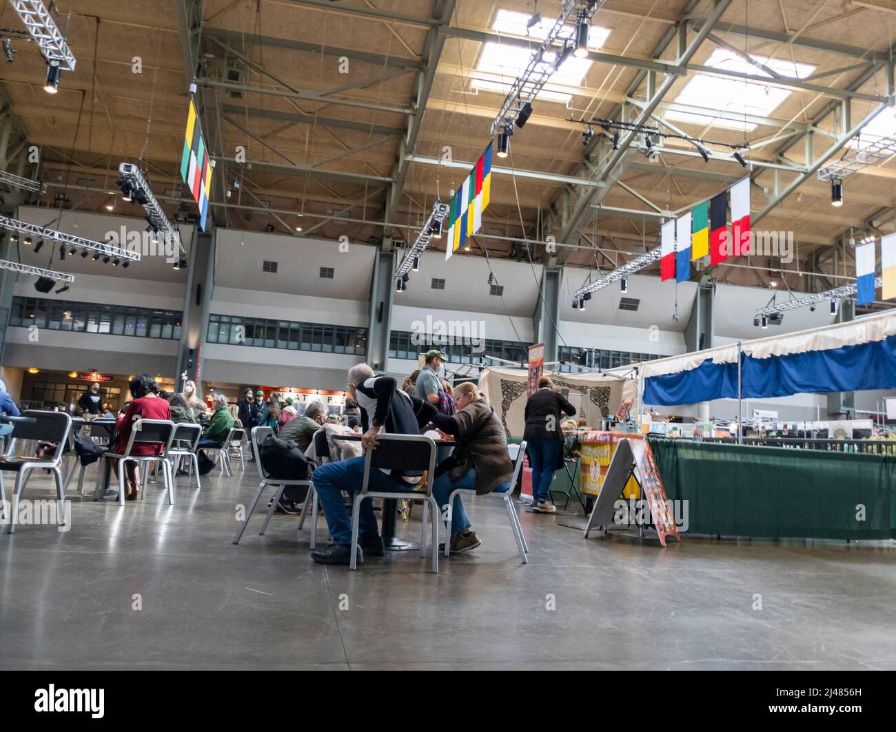 Seattle, WA USA - circa Marzo 2022: Persone che godono del Seattle Irish Week Festival all'interno della Armory Food and Event Hall Foto Stock