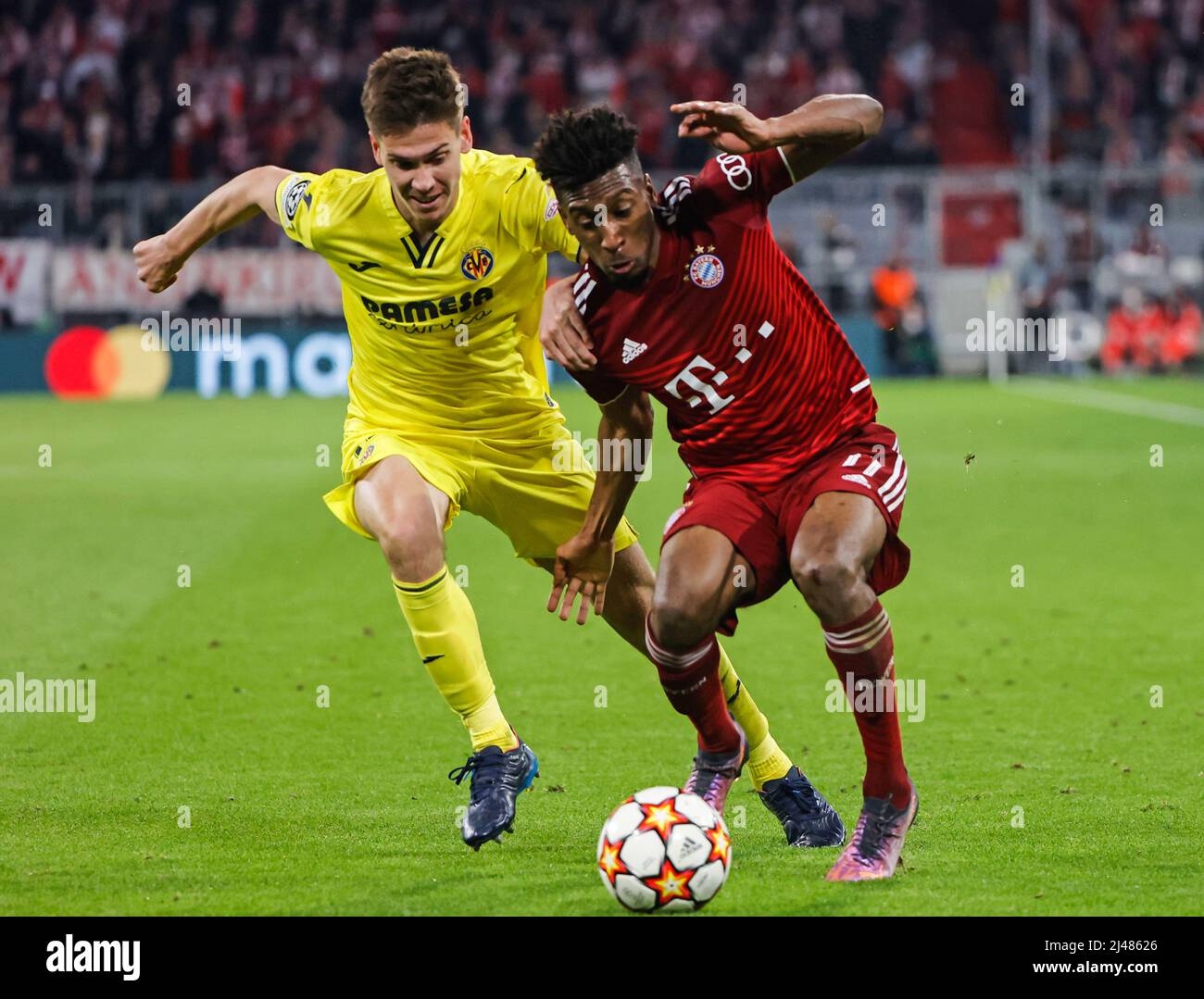 Monaco di Baviera, Germania. 12th Apr 2022. Kingsley Coman (R) del Bayern Munich vies con Juan Foyth di Villarreal durante una seconda tappa finale della UEFA Champions League tra Bayern Monaco di Germania e Villarreal CF di Spagna a Monaco di Baviera, Germania, 12 aprile 2022. Credit: Philippe Ruiz/Xinhua/Alamy Live News Foto Stock