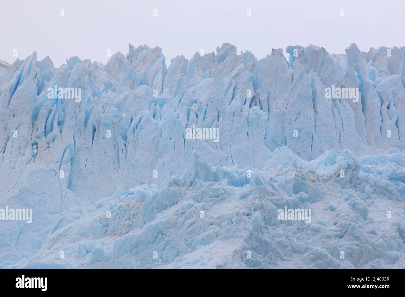 Parete di ghiaccio di un ghiacciaio in Patagonia (crepacci e cime) - Cile Foto Stock