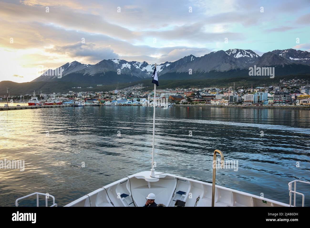 Panorama di Ushuaia con porto, barche da pesca e montagne, Tierra del Fuego, Patagonia, Argentina Foto Stock