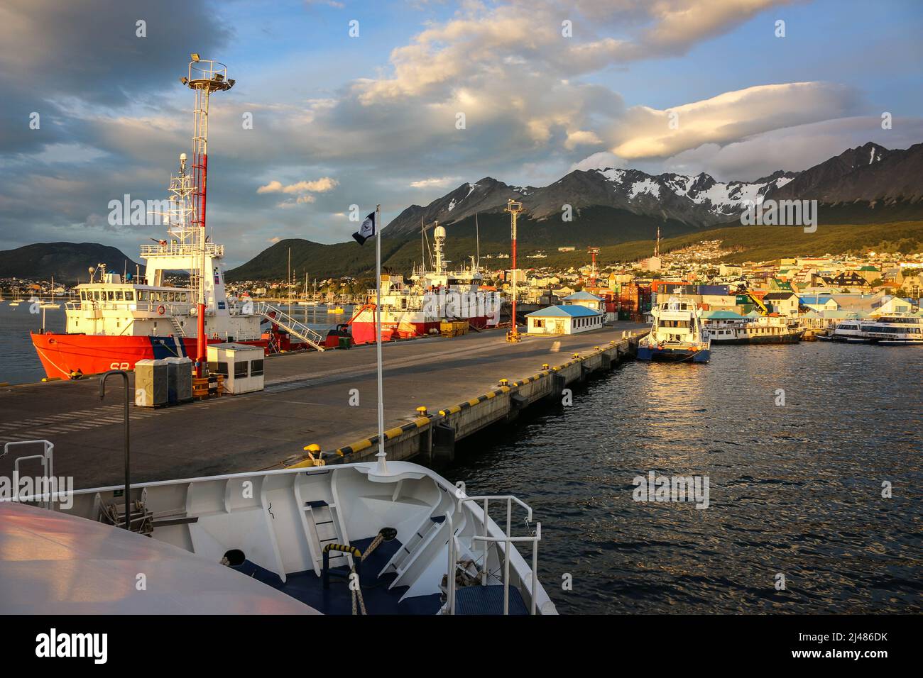 Panorama di Ushuaia con porto, barche da pesca e montagne, Tierra del Fuego, Patagonia, Argentina Foto Stock