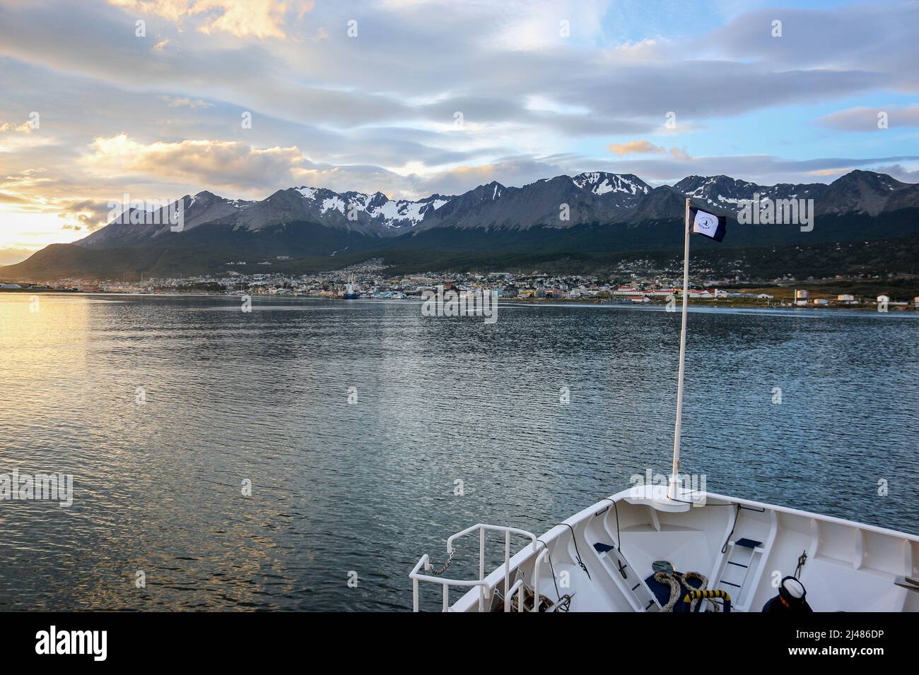 Panorama di Ushuaia con porto, barche da pesca e montagne, Tierra del Fuego, Patagonia, Argentina Foto Stock