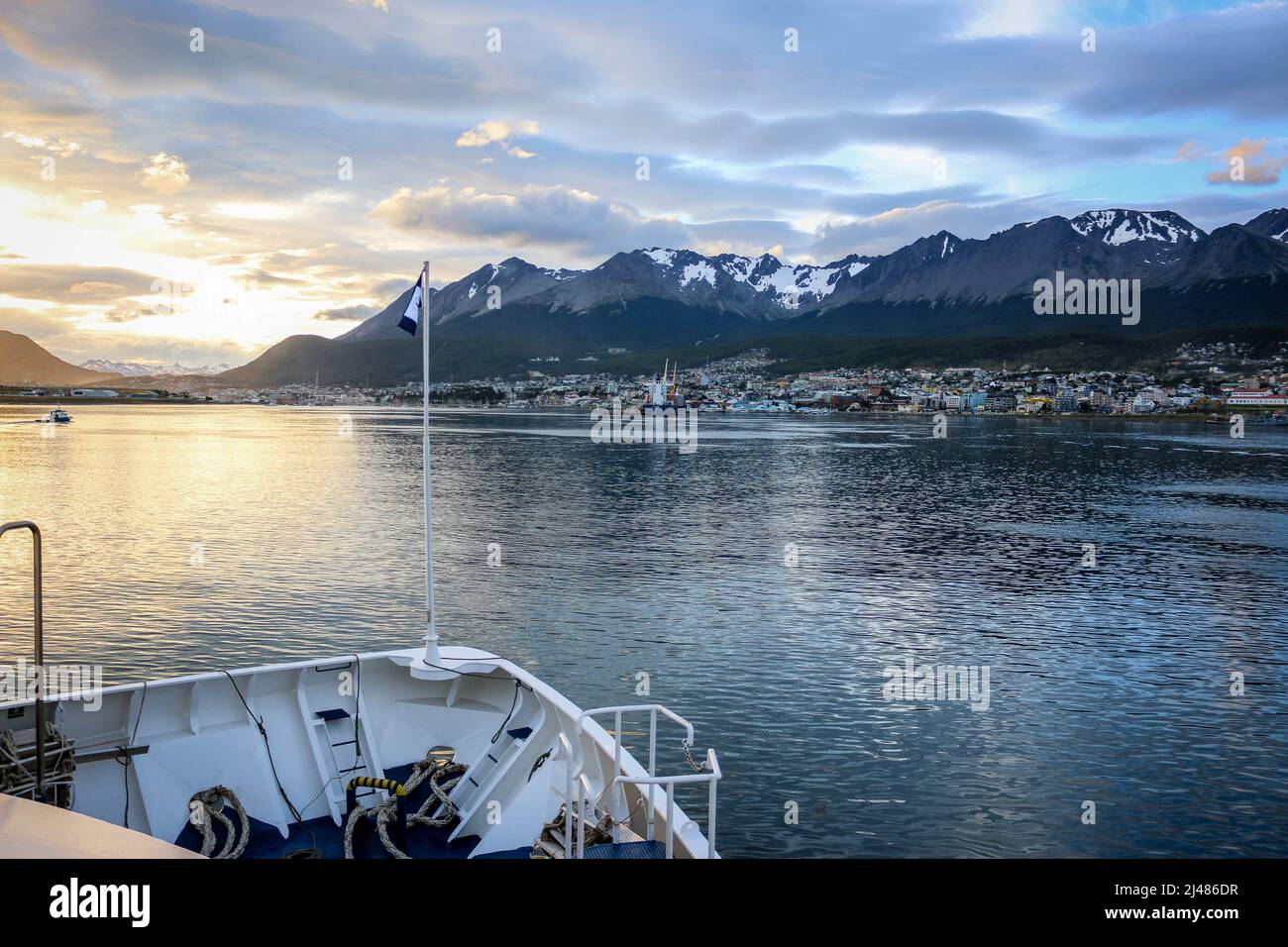 Panorama di Ushuaia con porto, barche da pesca e montagne, Tierra del Fuego, Patagonia, Argentina Foto Stock