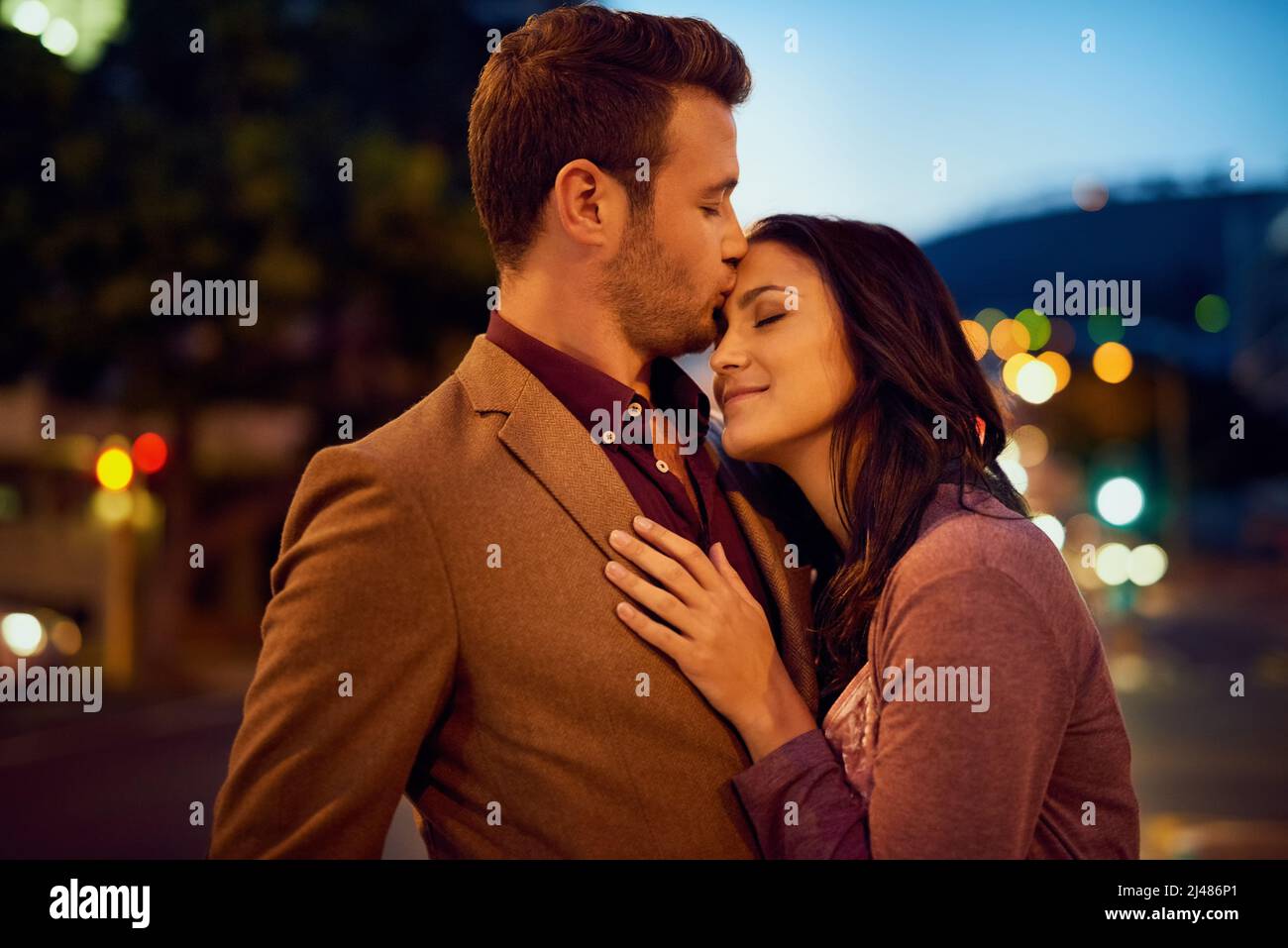 Se il mio amore potesse crescere le ali, Id essere alle stelle. Scatto corto di una giovane coppia affettuosa godendosi una notte fuori. Foto Stock