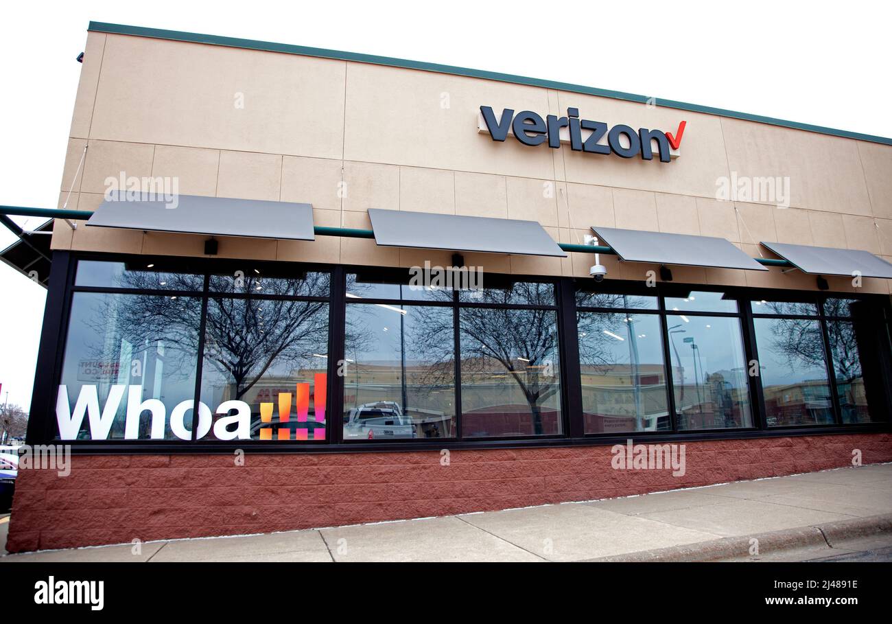 Verizon Store che si occupa di vendite di telefoni cellulari e di servizio con Whoa!!!! nel finestrino anteriore. St Paul Minnesota, Stati Uniti Foto Stock