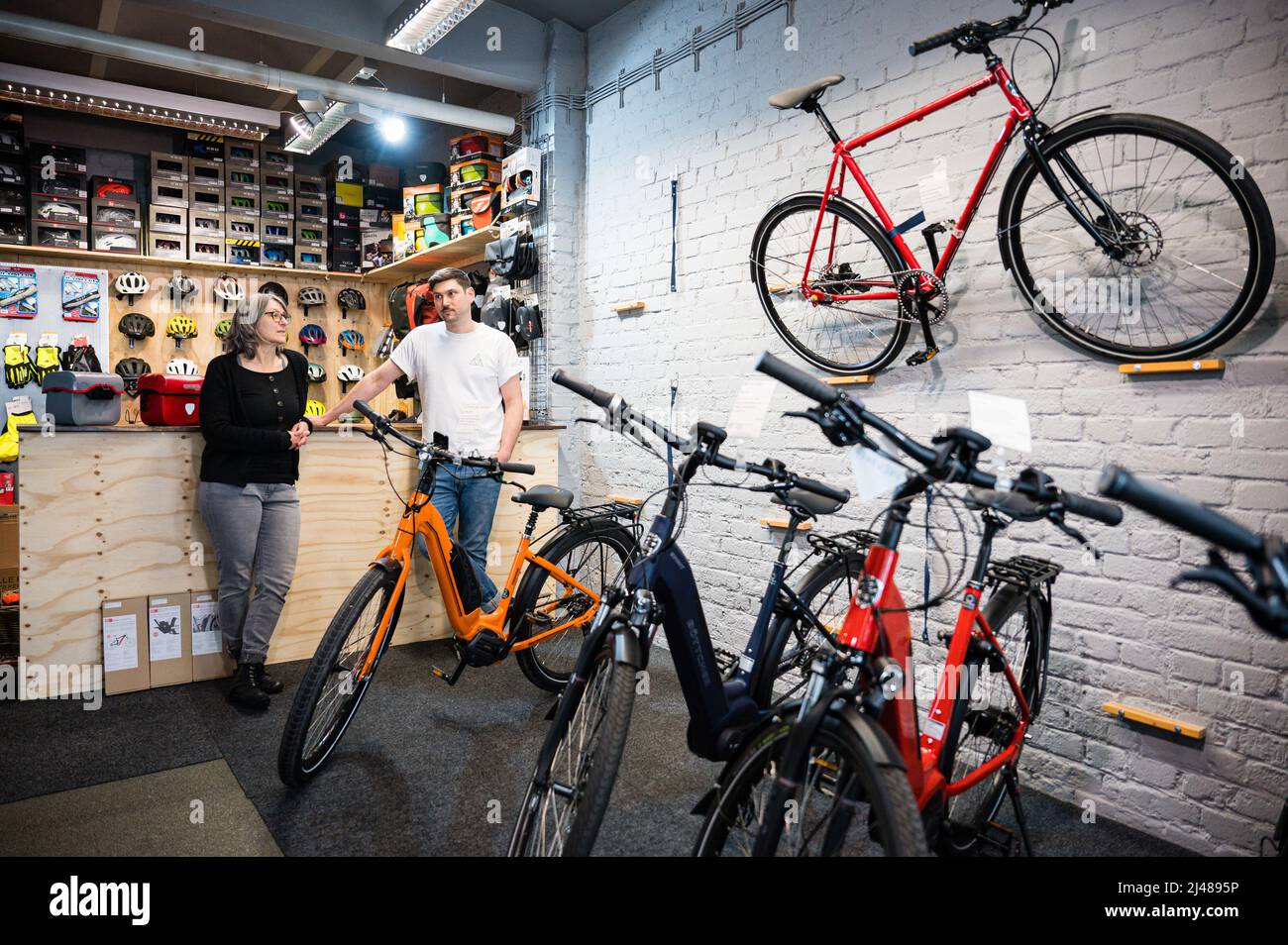 PRODUZIONE - 06 Aprile 2022, Saarland, Saarbrücken: Stand Ingrid e  Corbinian Sehmer nella sala vendita del negozio di biciclette che corrono a  Saarbrücken. I rivenditori di biciclette in Saarland e Renania-Palatinato  dicono