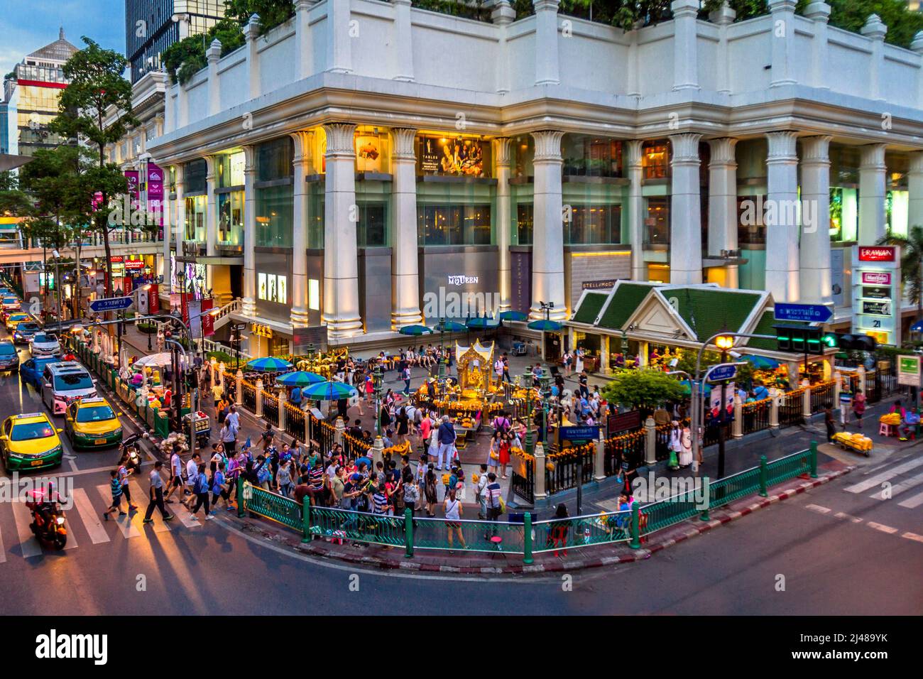 Santuario di Erawan a Bangkok un luogo per ricordare le vittime che vengono. Presa da una prospettiva alta. Foto Stock