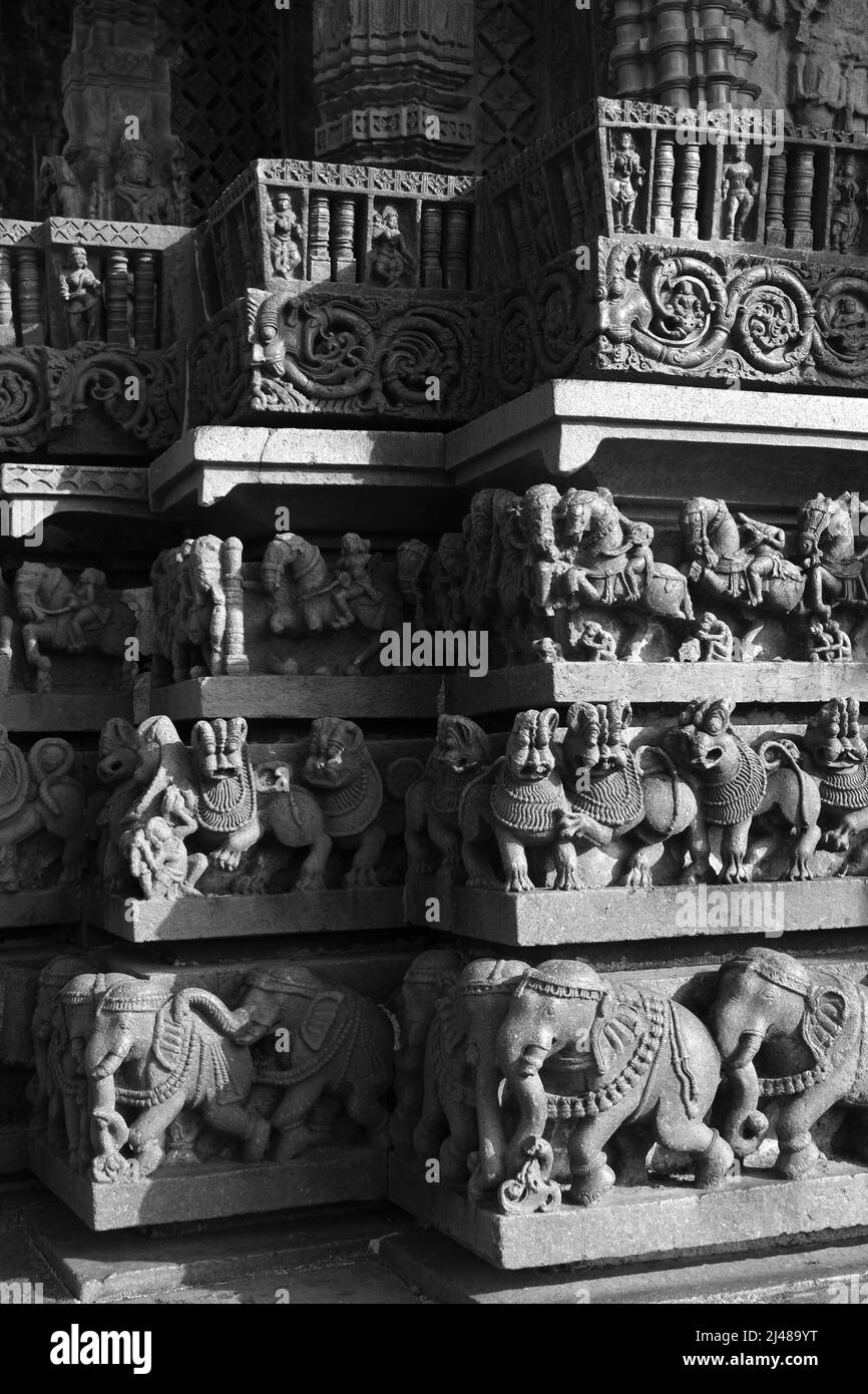 Belur, Karnataka, India - Dicembre 19 2021, sculture e sculture dei templi di Belur e Halebidu, templi di Hoysala - Tempio di Chennakeshava. Foto Stock