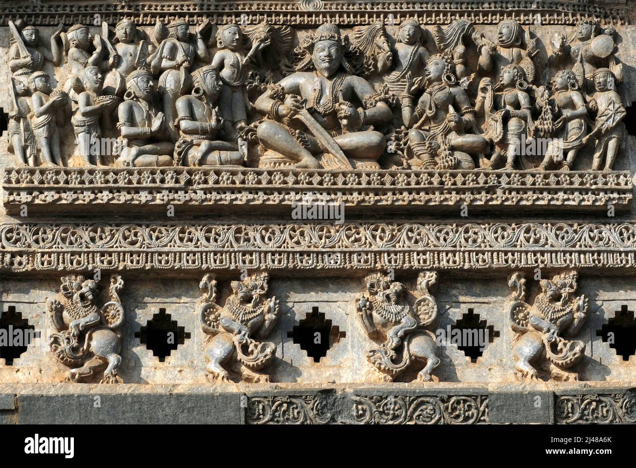 Belur, Karnataka, India - Dicembre 19 2021, sculture e sculture dei templi di Belur e Halebidu, templi di Hoysala - Tempio di Chennakeshava. Foto Stock