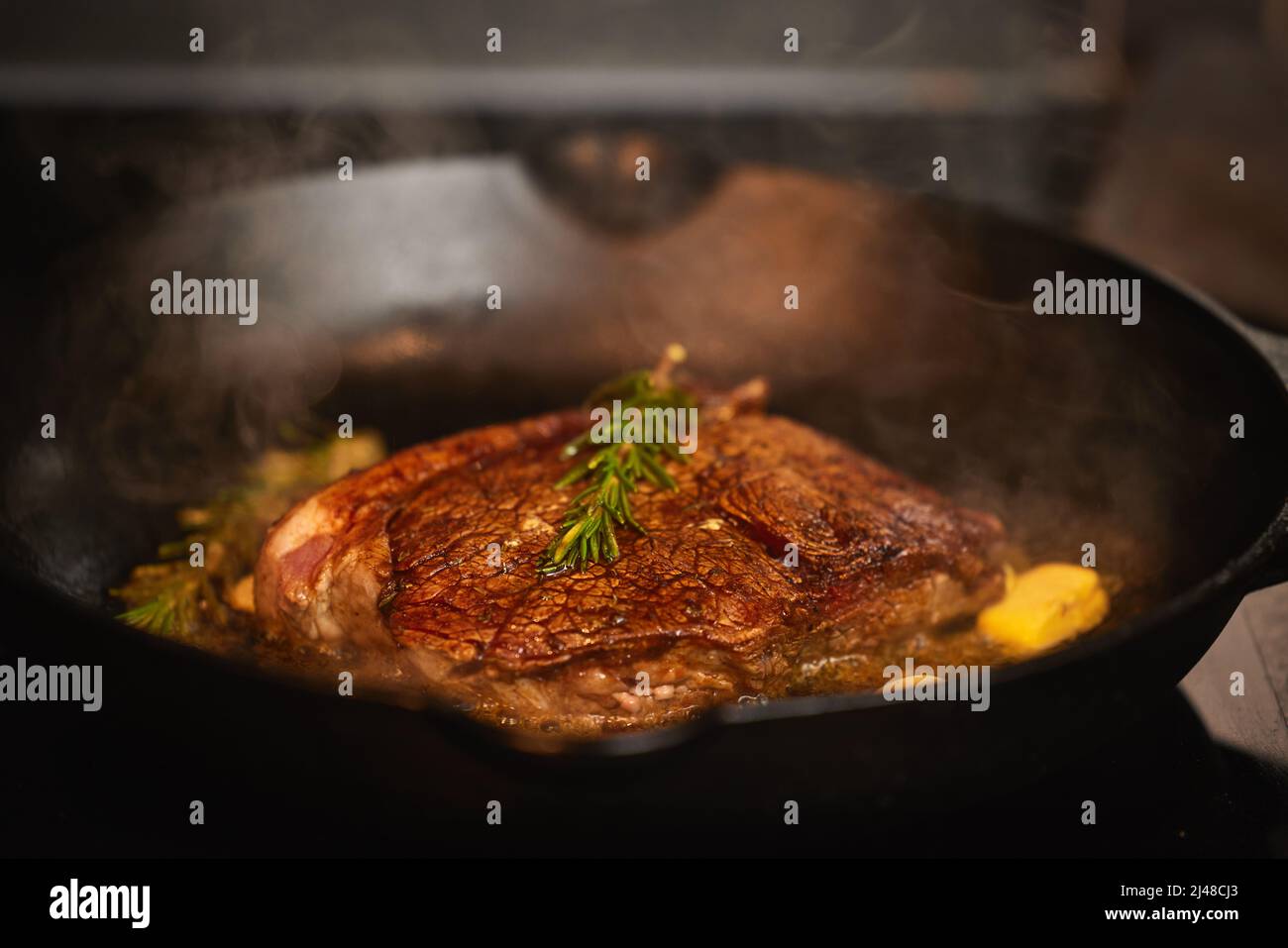 Questo è garantito per essere gustoso. Shot di un pezzo di bistecca portare cotto. Foto Stock