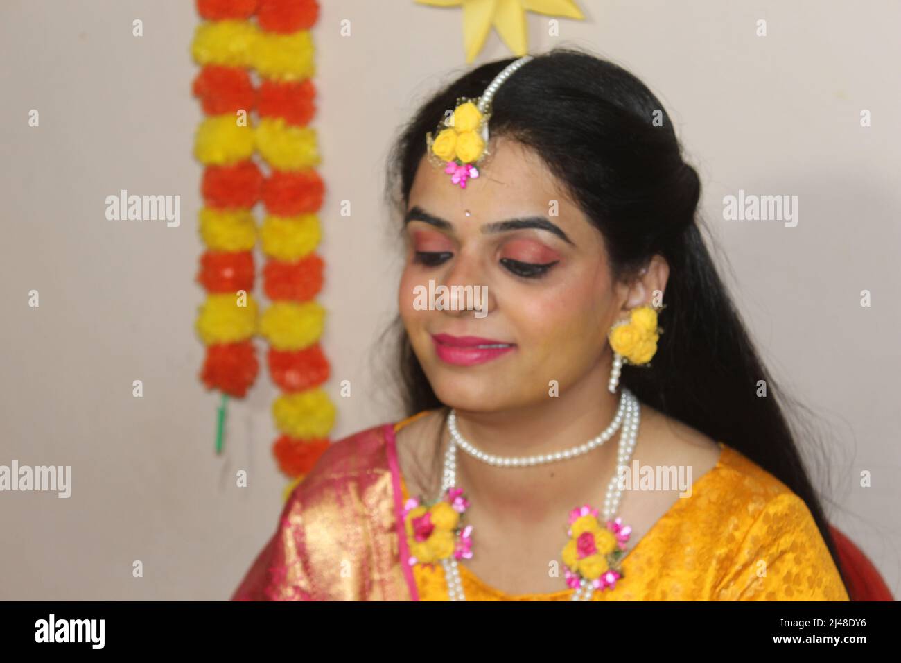 Bella ragazza con costume tradizionale India lehenga choli o saree con gioielli kundan. Foto Stock