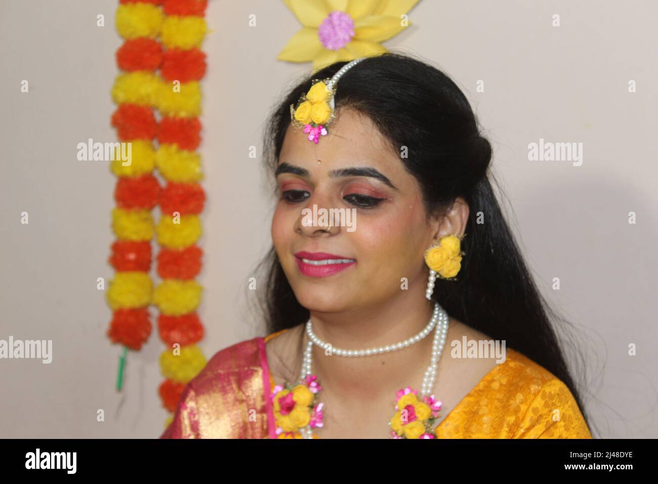 Bella ragazza con costume tradizionale India lehenga choli o saree con gioielli kundan. Foto Stock