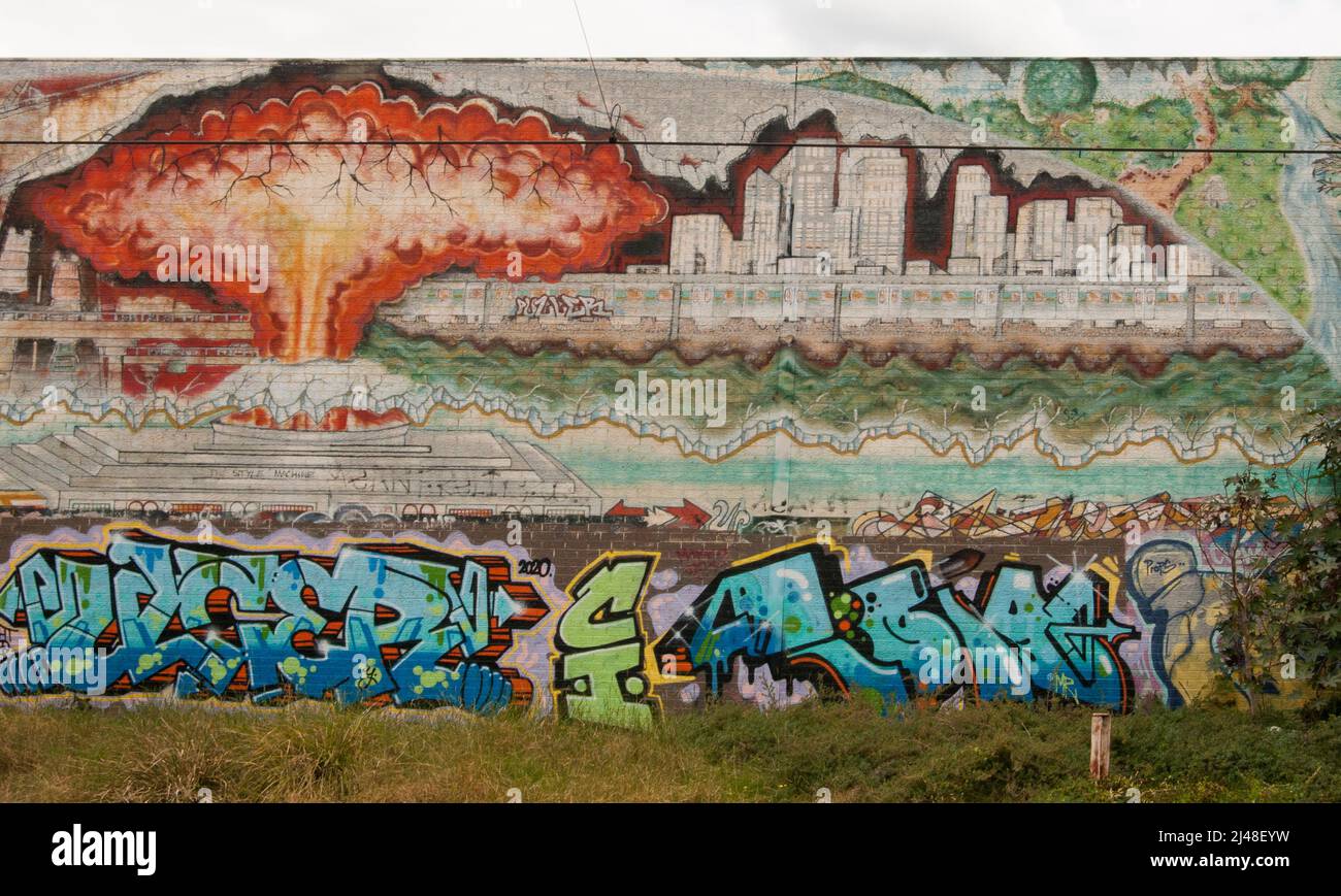 Apparentemente raffigurante una nuvola di funghi nucleari, un murale di Street art apocalittico si affaccia sulle piste ferroviarie nella città interna di Prahran, Melbourne Foto Stock