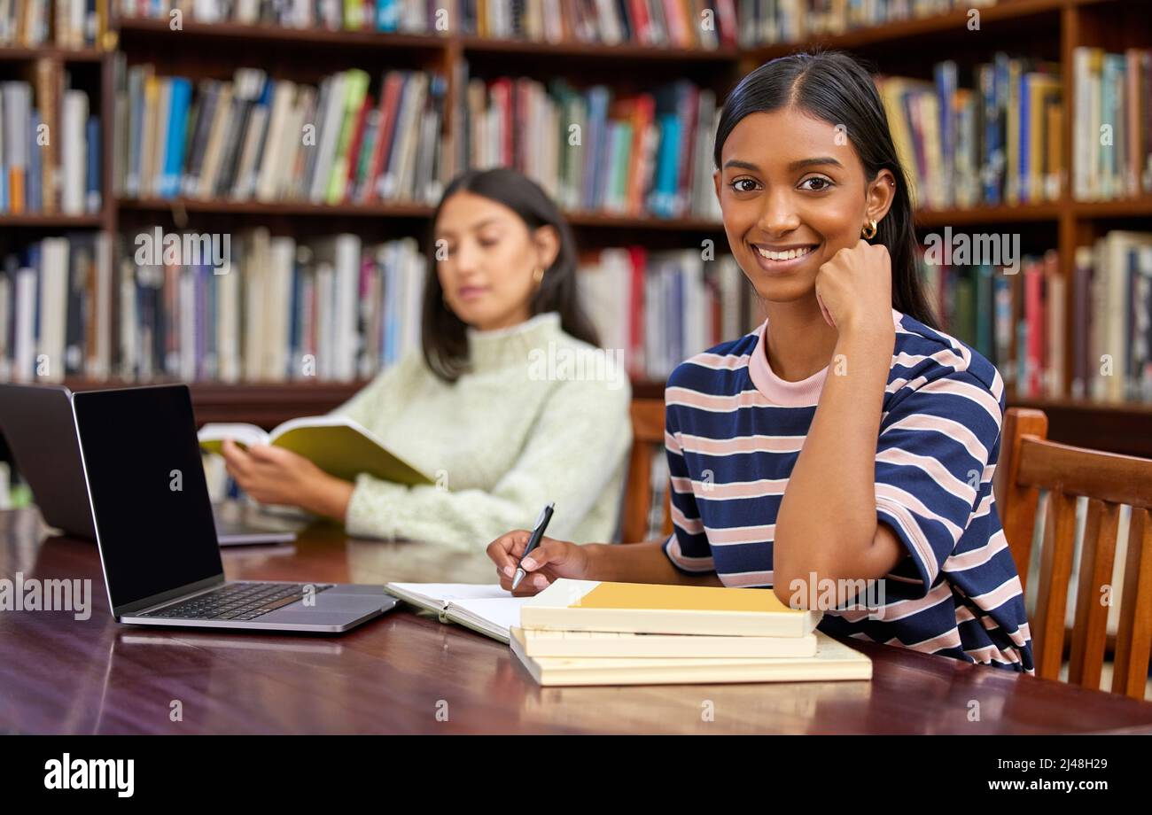 Grandi biblioteche costruiscono comunità. Scatto di due studenti che studiano in una biblioteca. Foto Stock