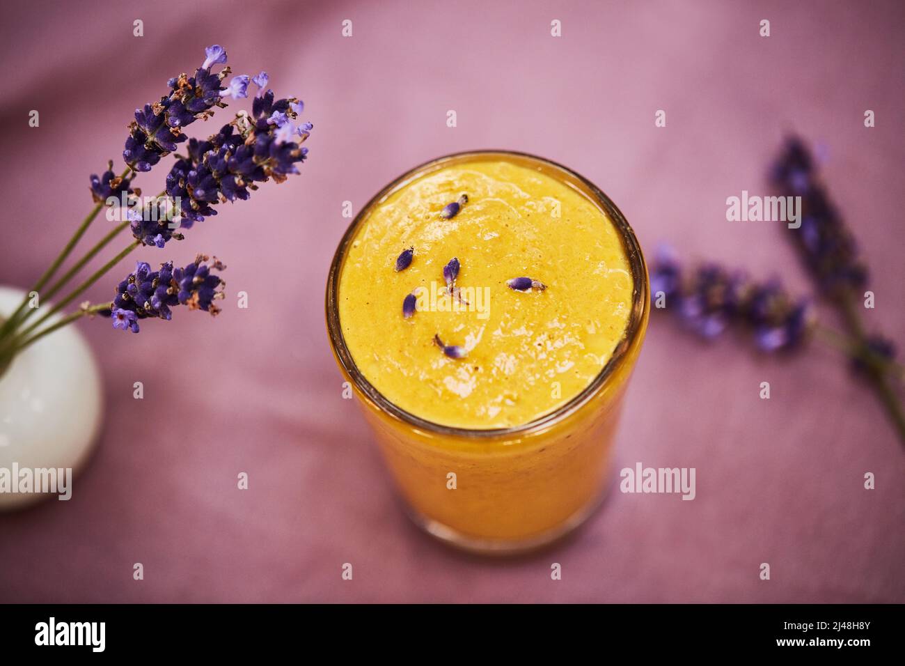 Ottenga il vostro fix della frutta in un vetro. Shot di un frullato sano appena fatto su un tavolo. Foto Stock