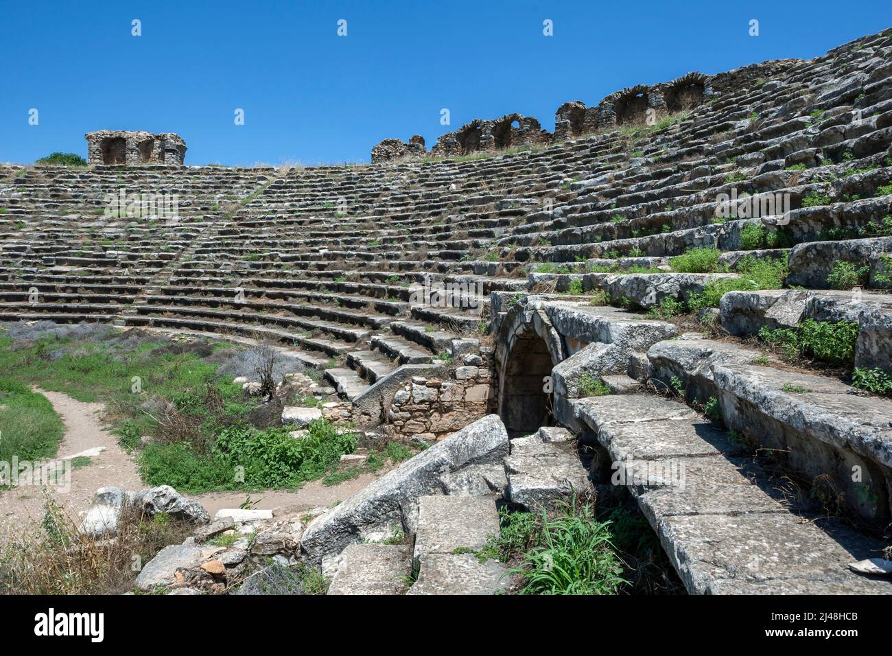 Una sezione della terrazza in pietra con posti a sedere allo stadio di Aphrodisias in Turchia. Aveva una capacità di circa 30.000 persone. Foto Stock