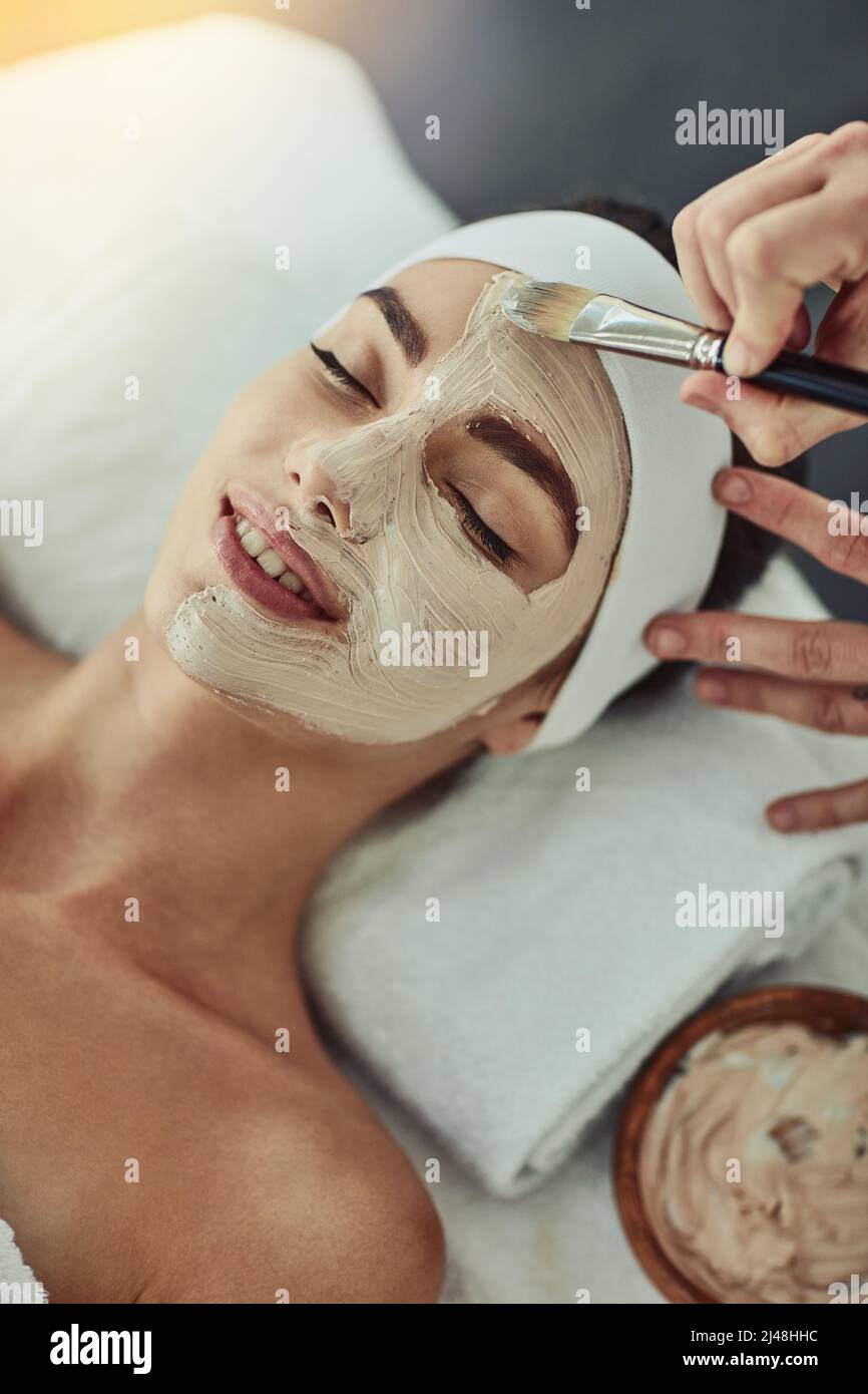 Questo è celeste. Scatto di una giovane donna attraente che ottiene un facciale ad un centro termale di bellezza. Foto Stock