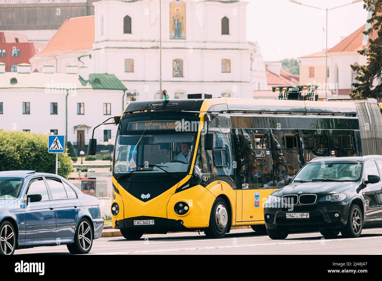 Minsk, Bielorussia - 1 luglio 2021: Bus elettrico modello E433 Vitovt II Max Electro che si sposta lungo una strada nel centro di Minsk. Produttore bielorusso di Foto Stock