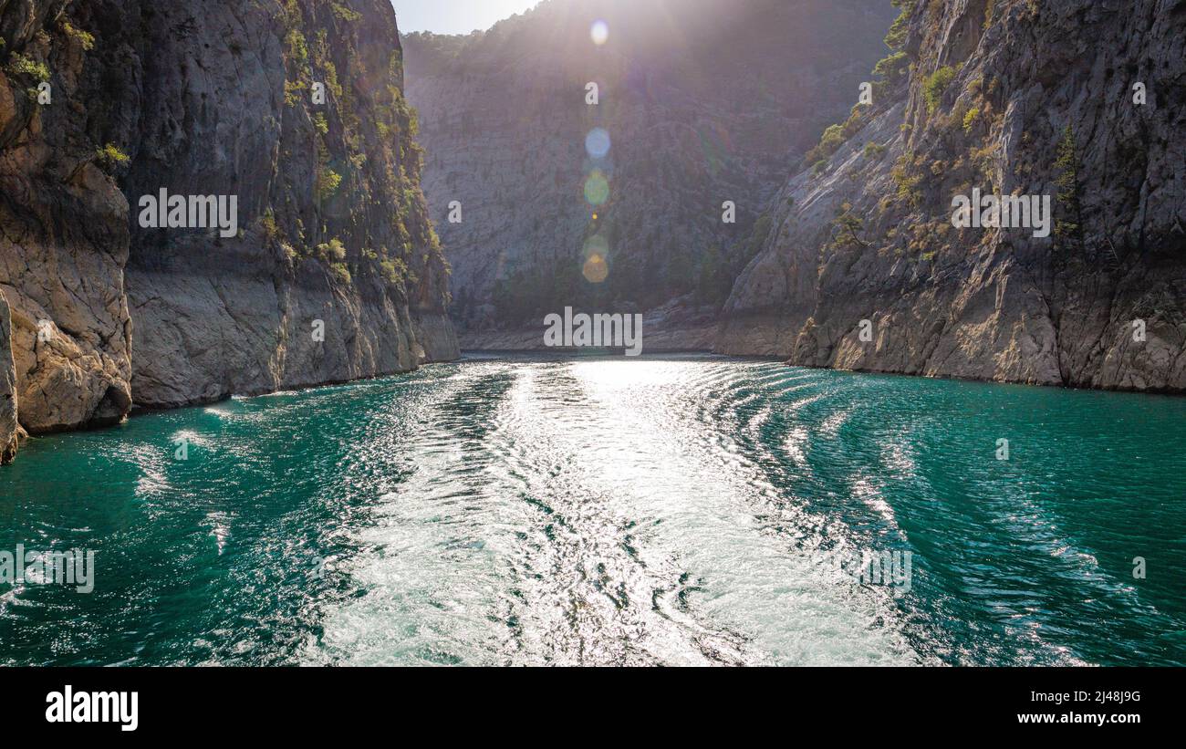 Due impronte d'acqua da una barca sull'acqua nel Green Canyon in Turchia Foto Stock