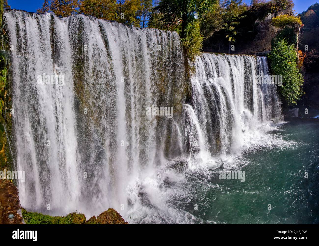 Famosa cascata Jajce in Bosnia ed Erzegovina Foto Stock