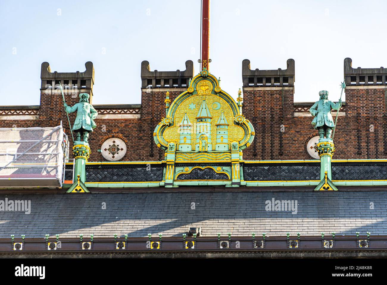 Statue e decorazioni dorate sul tetto del Municipio di Copenaghen. Copenaghen, Danimarca, Europa Foto Stock