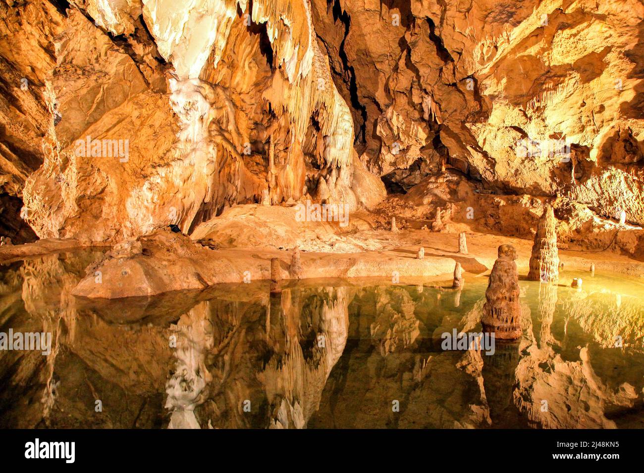 Lago colorato, stalattiti e stalagmiti nella grotta di Belianska, sulle montagne degli alti Tatra, in Slovacchia Foto Stock