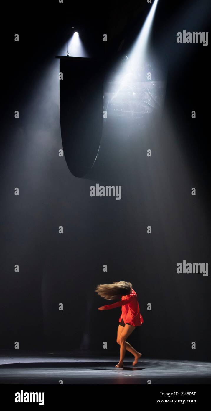 Sadler’s Wells, Londra, Regno Unito. 11 aprile 2022. Performance solo di Mariana Miranda durante il vestito prova Fotocall per Mystery Sonatas/ for Rosa di Anne Teresa de Keersmaeker a Sadler’s Wells. Il lavoro di De Keersmaeker è strettamente legato alla musica, si collega con le sonate “Mistero” o “Rosario” di Heinrich Ignaz Franz Biber. Scritto intorno al 1676, il mistero Sonata è una traduzione musicale dei quindici Sacri Misteri della vita della Vergine Maria. I misteri di Biber si dividono in tre cicli: Cinque sonate gioie, cinque dolorose e cinque gloriose. Credit: Malcolm Park/Alamy Foto Stock