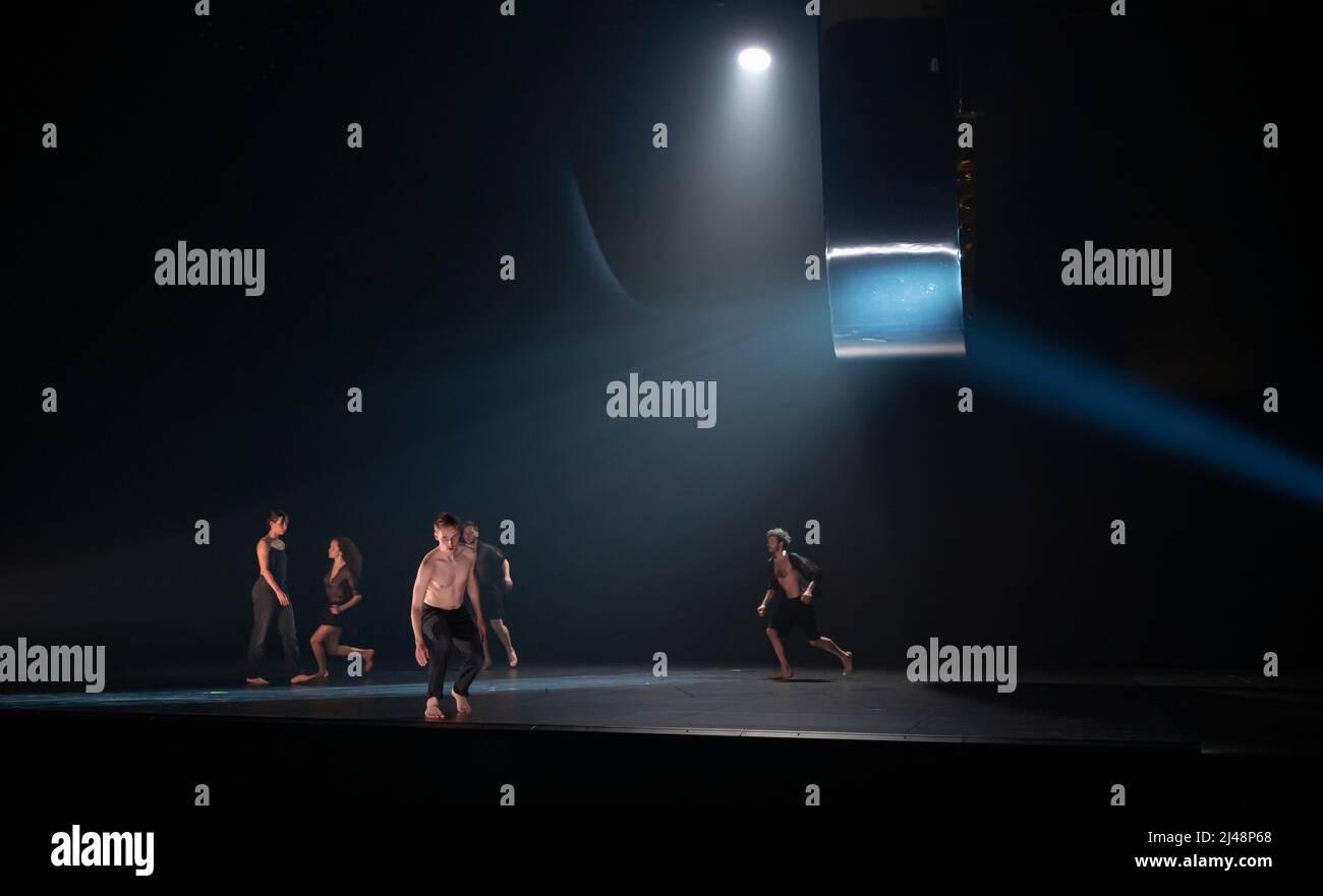 Sadler’s Wells, Londra, Regno Unito. 11 aprile 2022. Dress fotocellula di prova per Sonatas mistero/ per Rosa di Anne Teresa de Keersmaeker a Sadler’s Wells. Il lavoro di De Keersmaeker è strettamente legato alla musica, si collega con le sonate “Mistero” o “Rosario” di Heinrich Ignaz Franz Biber. Scritto intorno al 1676, il mistero Sonata è una traduzione musicale dei quindici Sacri Misteri della vita della Vergine Maria. I misteri di Biber si dividono in tre cicli: Cinque sonate gioie, cinque dolorose e cinque gloriose. Credit: Malcolm Park/Alamy Foto Stock