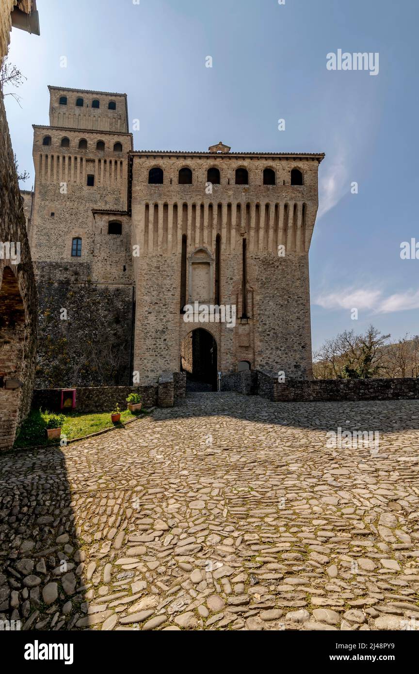 Uno dei punti di accesso all'antico castello di Torrechiara, Parma, Italia, in una giornata di sole Foto Stock