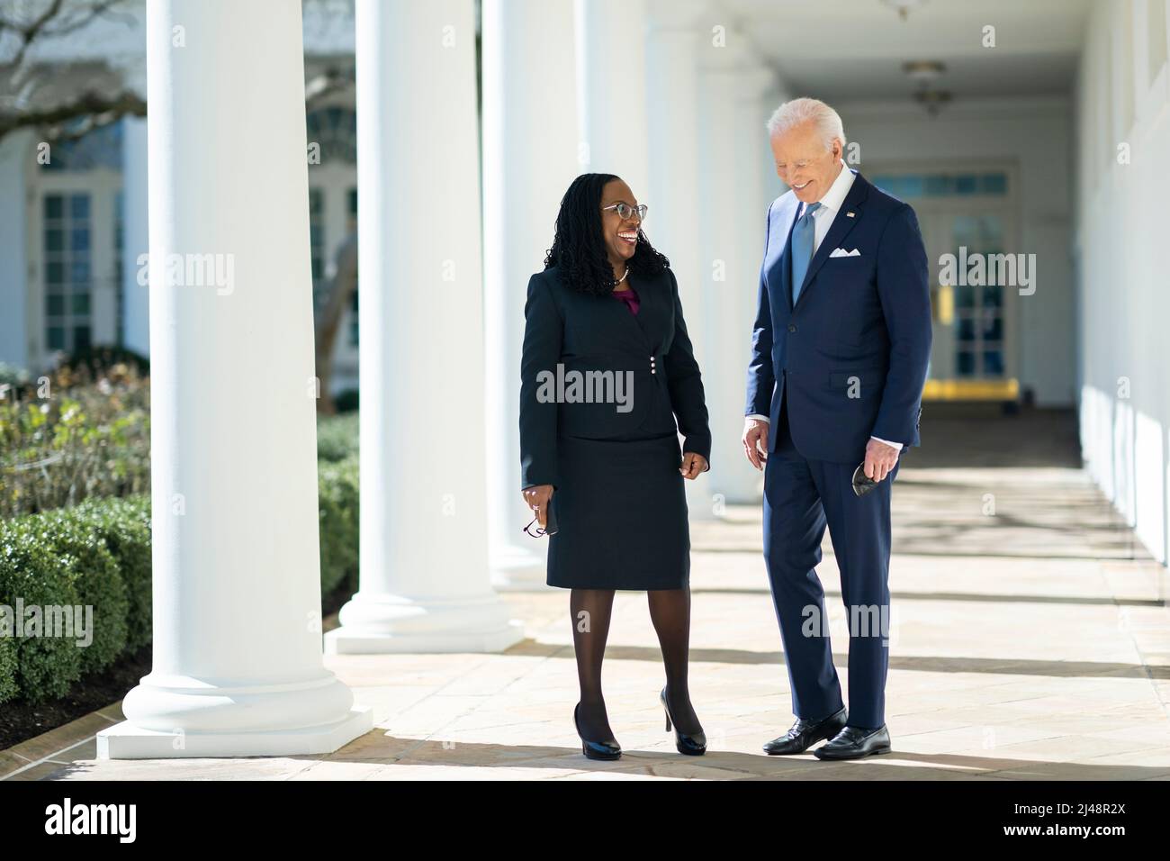 WASHINGTON DC, USA - 25 Febbraio 2022 - il presidente degli Stati Uniti Joe Biden cammina con il giudice Ketanji Brown Jackson lungo la West Colonnade della Casa Bianca, ven Foto Stock