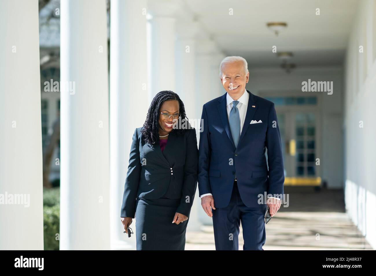WASHINGTON DC, USA - 25 Febbraio 2022 - il presidente degli Stati Uniti Joe Biden cammina con il giudice Ketanji Brown Jackson lungo la West Colonnade della Casa Bianca, ven Foto Stock