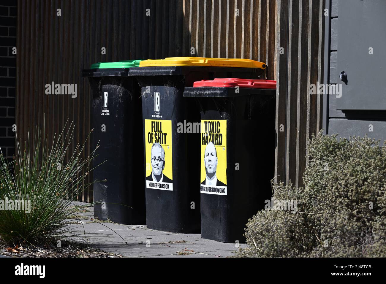 Materiale anti Liberal Party, destinato a Scott Morrison e Josh Frydenberg, su cassoni a ruote nel cortile di una casa nella periferia di Melbourne, Australia Foto Stock