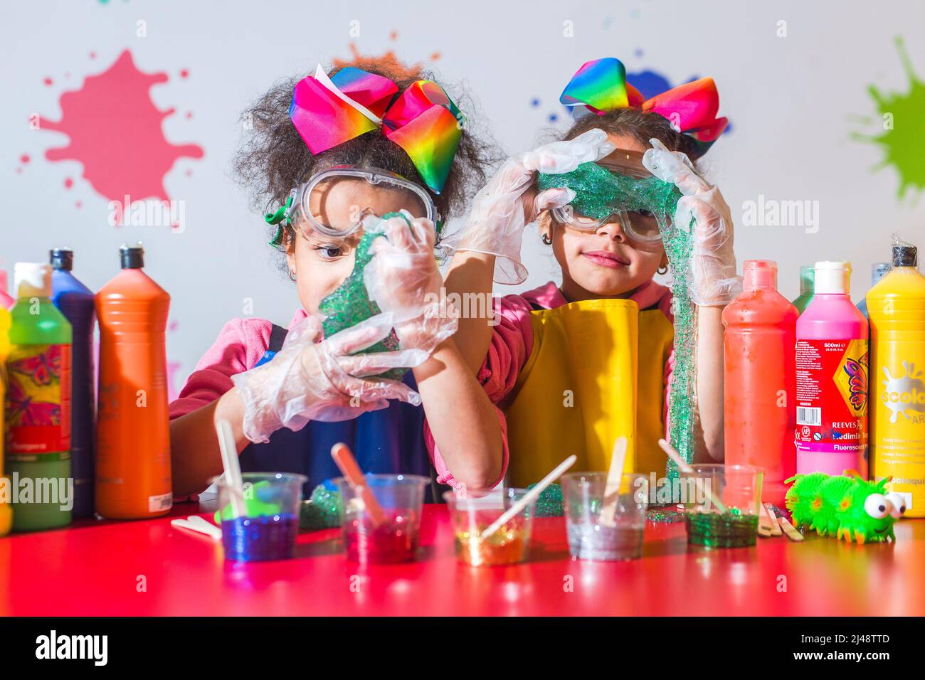 (L-R) Isabella Emetuche 6 Lab scienziato e Gabriella Emetuche 6 Lab scienziato, giocare con slime per celebrare il prossimo lancio del Festival della Scienza di Edimburgo 2022 sabato 9 aprile, così come il tanto atteso ritorno del City Art Center come la sede principale della famiglia del Festival. Offre oltre cinque piani di scienza pratica: Dall'esecuzione di interventi chirurgici sull'addome con attrezzature reali, allo scavo di fossili, alla costruzione di una mars rover o alla manipolazione del cuore di un maiale per conoscere il sangue. Il primo e ancora più grande festival della scienza al mondo, Edinburgh Science Festival, è tornato al suo solito easter ho Foto Stock