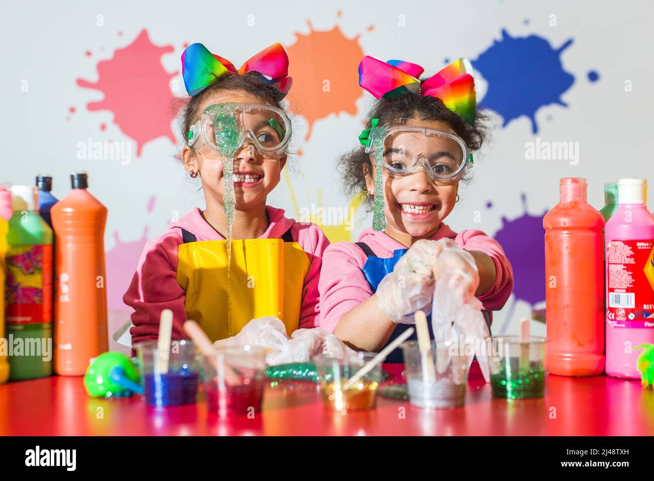 (L-R) Isabella Emetuche 6 Lab scienziato e Gabriella Emetuche 6 Lab scienziato, giocare con slime per celebrare il prossimo lancio del Festival della Scienza di Edimburgo 2022 sabato 9 aprile, così come il tanto atteso ritorno del City Art Center come la sede principale della famiglia del Festival. Offre oltre cinque piani di scienza pratica: Dall'esecuzione di interventi chirurgici sull'addome con attrezzature reali, allo scavo di fossili, alla costruzione di una mars rover o alla manipolazione del cuore di un maiale per conoscere il sangue. Il primo e ancora più grande festival della scienza al mondo, Edinburgh Science Festival, è tornato al suo solito easter ho Foto Stock