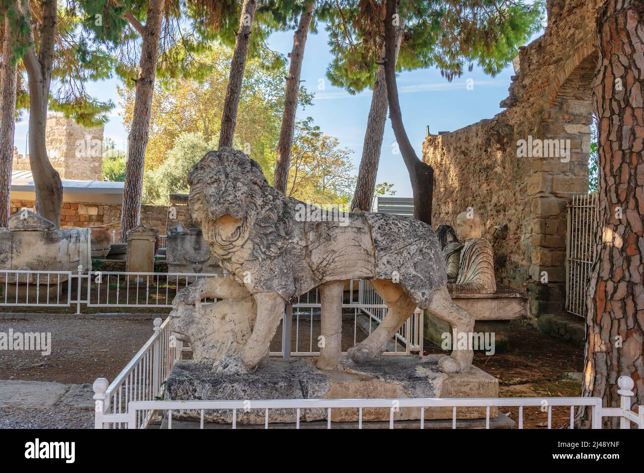 Antico monumento sarcofagi romano statua di marmo di un leone, come esposto nel giardino del Museo Archeologico a lato. Foto Stock
