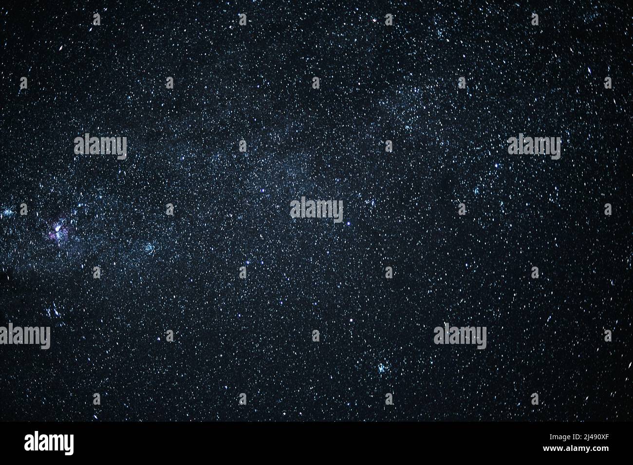 Le notti stellate sono buone per l'anima. Scatto del cielo in una notte stellata scura. Foto Stock