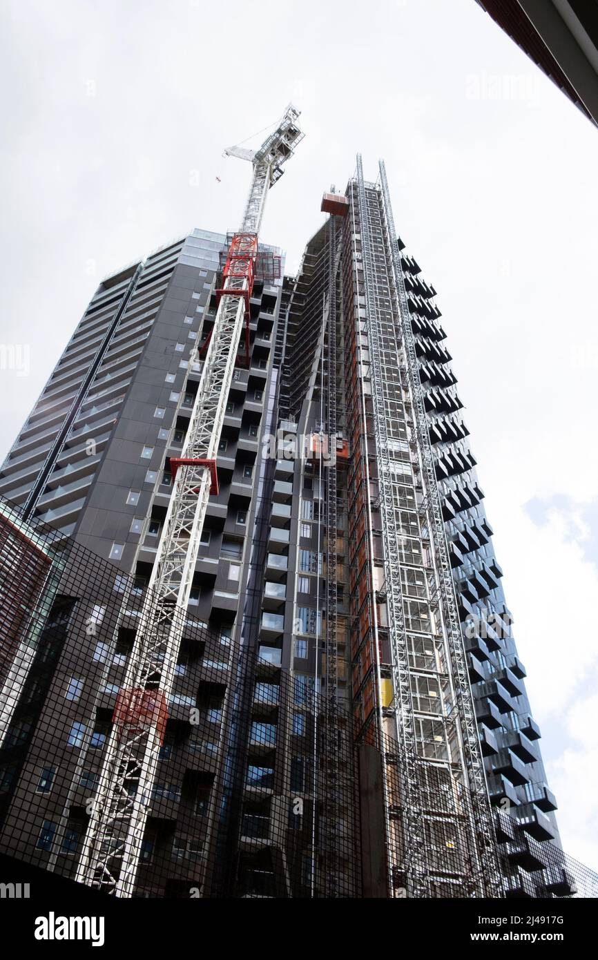 Il Stage Shoreditch alto edificio di appartamenti gru esterno vista verticale in costruzione nel mese di aprile 2022 Londra EC2 UK Inghilterra KATHY DEWITT Foto Stock