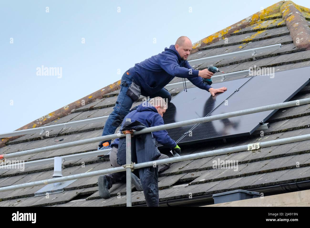 Bristol, Regno Unito. 13th Apr 2022. Come l'Ufficio delle statistiche nazionali rapporto il costo della vita è in aumento un casa-proprietario ha pannelli solari installato per compensare l'aumento dei prezzi dell'elettricità. Credit: JMF News/Alamy Live News Foto Stock