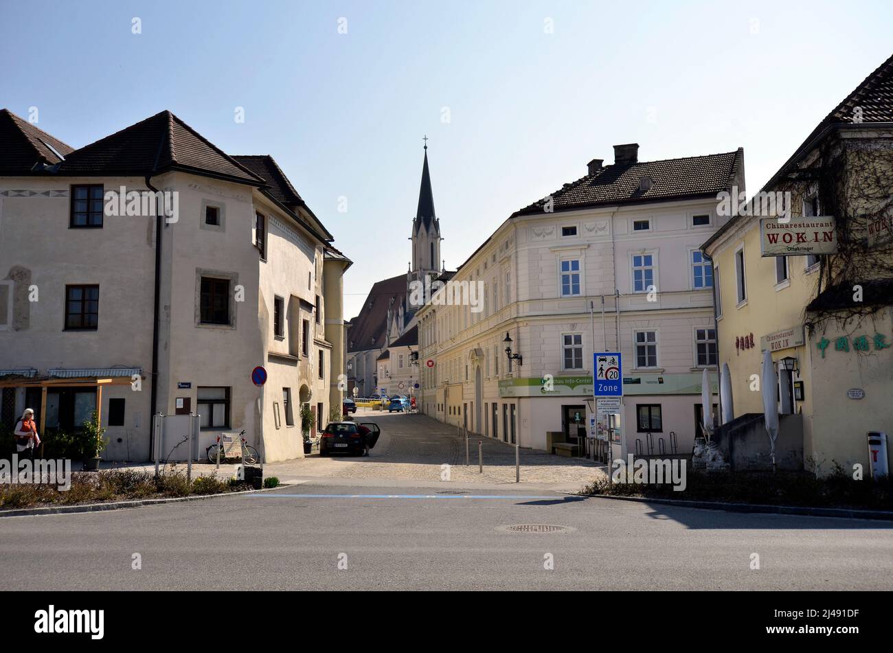 Melk, Austria - 26 marzo 2022: Paesaggio urbano con area a traffico limitato e Chiesa parrocchiale dell'Assunzione della Vergine Maria nel mondo heri UNESCO Foto Stock