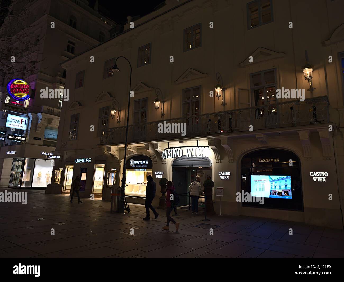 Vista frontale del Casino Wien nel centro storico di Vienna, Austria situato nel palazzo storico Palais Esterhazy di notte con la gente di passaggio. Foto Stock