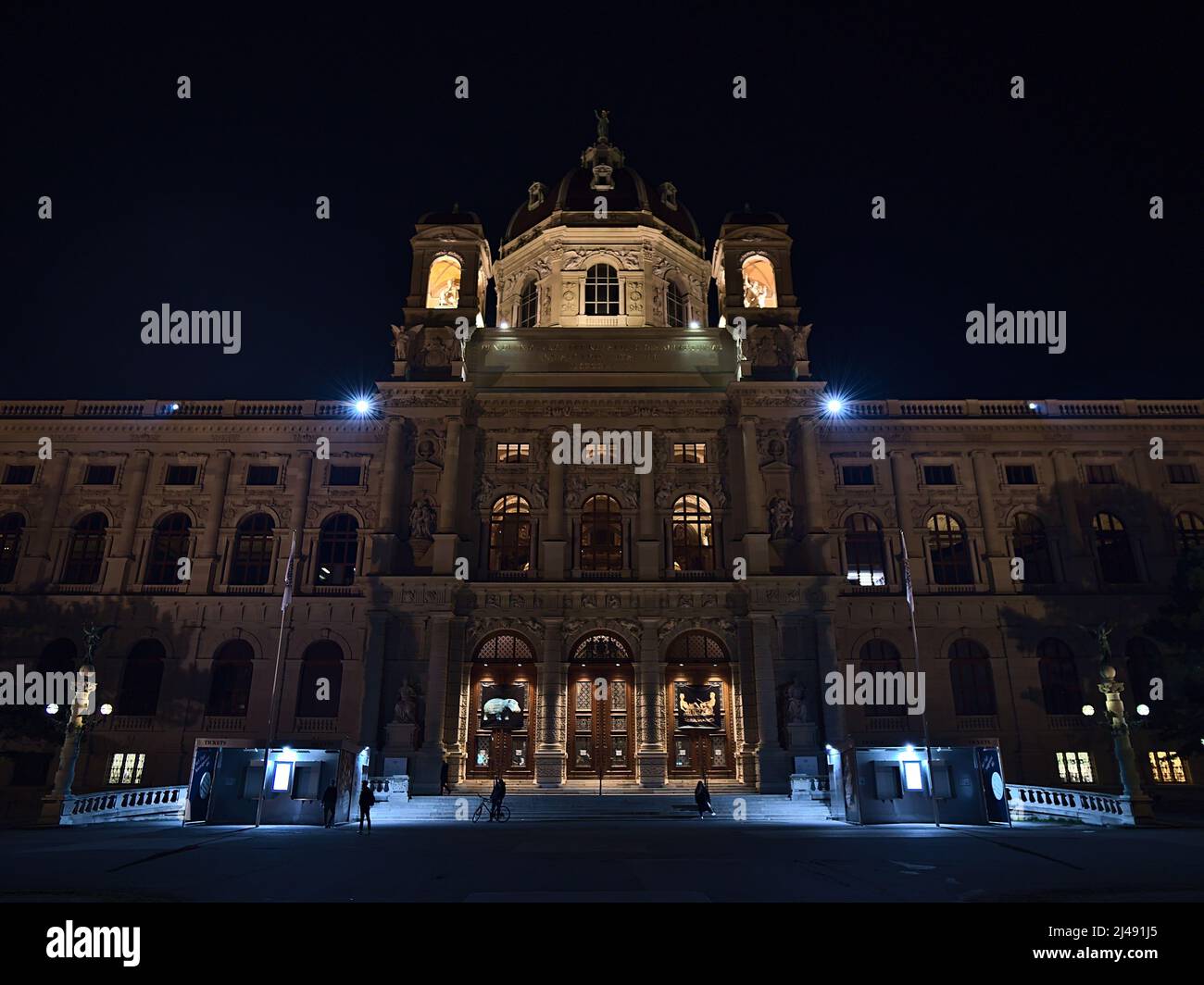 Vista frontale del famoso Museo Kunsthistorisches (storia dell'arte) nel centro storico di Vienna, Austria di notte con facciata illuminata. Foto Stock