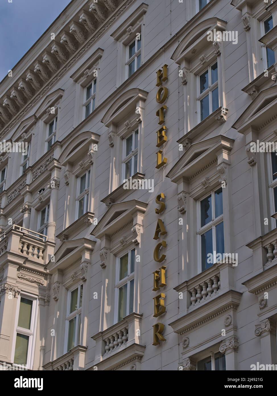 Vista ad angolo basso della facciata decorativa del famoso Hotel Sacher di lusso nel centro storico di Vienna, Austria con scritte. Foto Stock