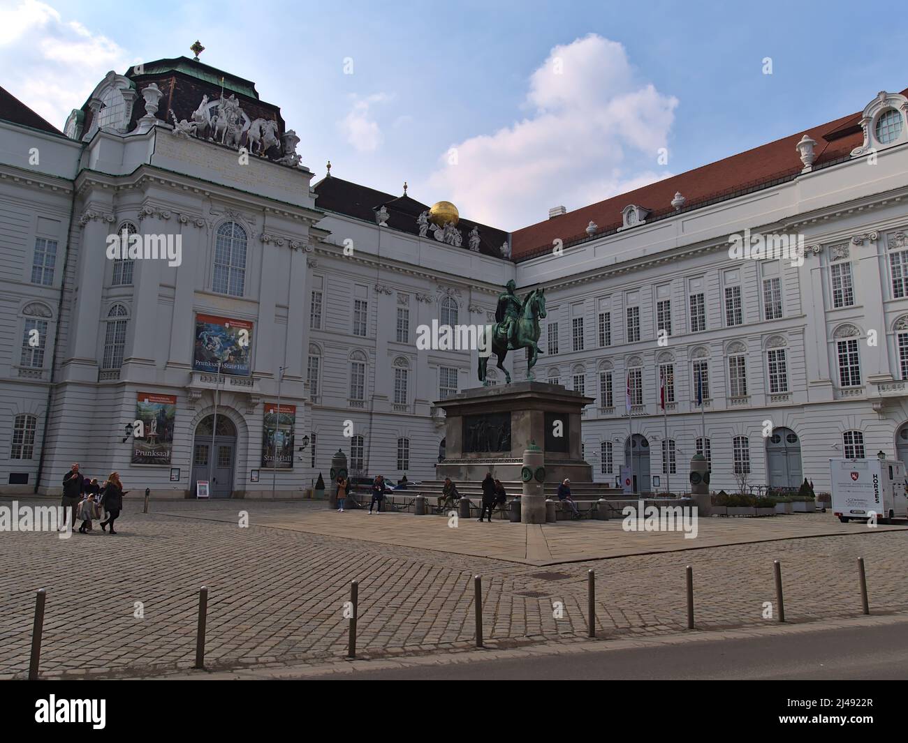 Vista della Biblioteca Nazionale austriaca, situata nell'Hofburg, nel centro storico di Vienna, in Austria, nelle giornate di sole con una statua equestre. Foto Stock