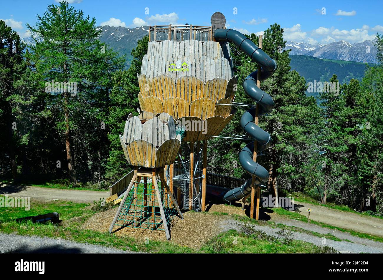 Jerzens, Austria - 24 giugno 2016: Zirbenpark, parco giochi preferito e punto di osservazione con scivolo a spirale nella zona escursionistica monte Hochzeiger Foto Stock