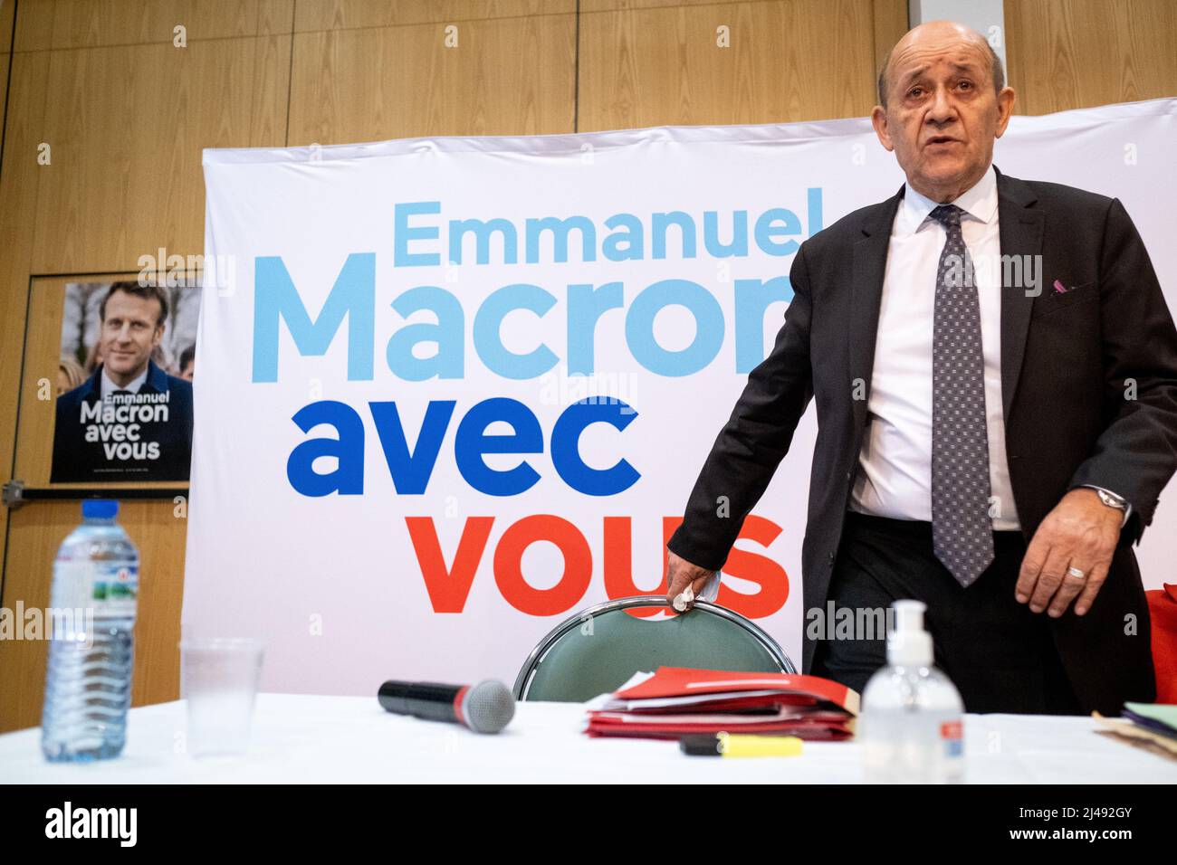 Nell'ambito della campagna di Emmanuel Macron per le elezioni presidenziali, un incontro di sostegno a Saint-Malo con il Ministro degli Affari Esteri Jean-Yves le Drian e la sostituta europea Marie-Pierre Vedrenne. I punti principali discussi sono stati l'invasione dell'Ucraina da parte della Russia e dell'Unione europea. Saint-Malo, Bretagna. Francia. Foto Stock