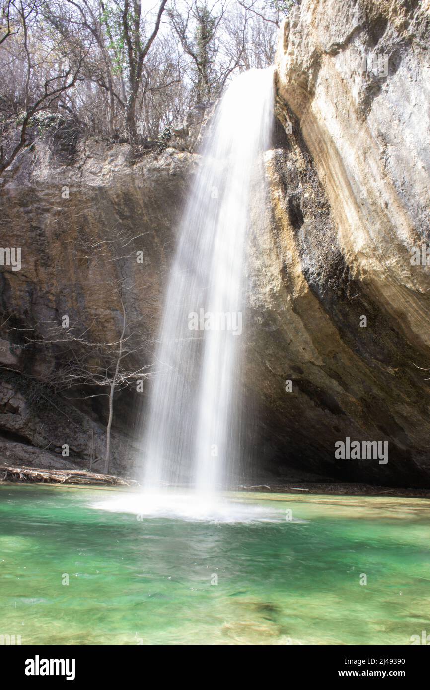 Cascata Visor in Crimea in primavera, cascata, bella cascata Visor nella valle Baydar di Crimea. Visiera a cascata Crimean. Foto verticale Foto Stock